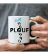 homme qui tient le mug plouf
