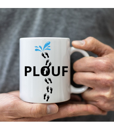 homme qui tient le mug plouf
