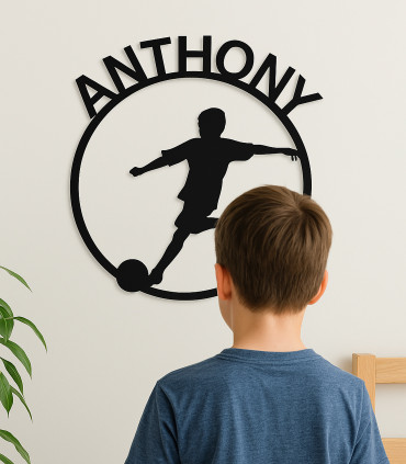 enfant qui regarde sa décoration murale foot