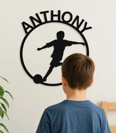 enfant qui regarde sa décoration murale foot