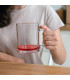 femme qui tient un mug transparent