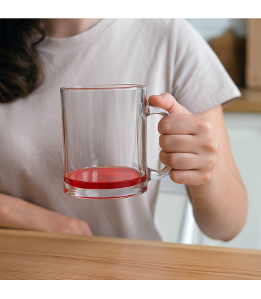 femme qui tient un mug transparent