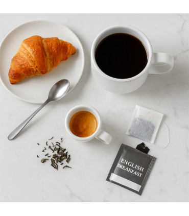 décor de table avec une tasse à café