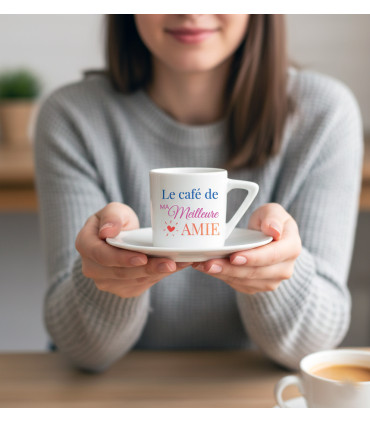 jeune femme qui tient une tasse à café