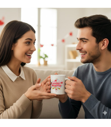 homme offre un mug à une femme