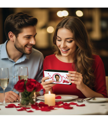 jeune femme reçoit le portefeuille en cadeau