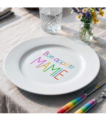 assiette personnalisée posée sur table