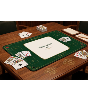 tapis de belote personnalisé photo posé sur table de jeu