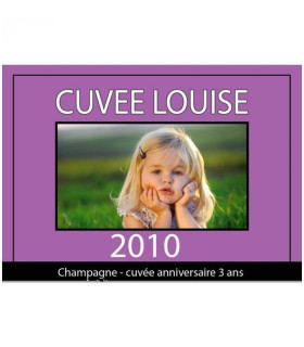 Une étiquette personnalisée sur une bouteille de vin ou bouteille de champagne