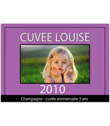 Une étiquette personnalisée sur une bouteille de vin ou bouteille de champagne