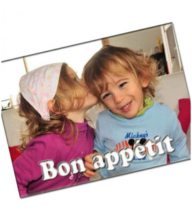 Nous inserons une photo et un texte sur un sous main. Un beau cadeau personnalise pas cher