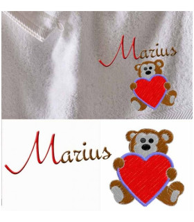 Broderie de qualité en cadeau de naissance avec petit ours