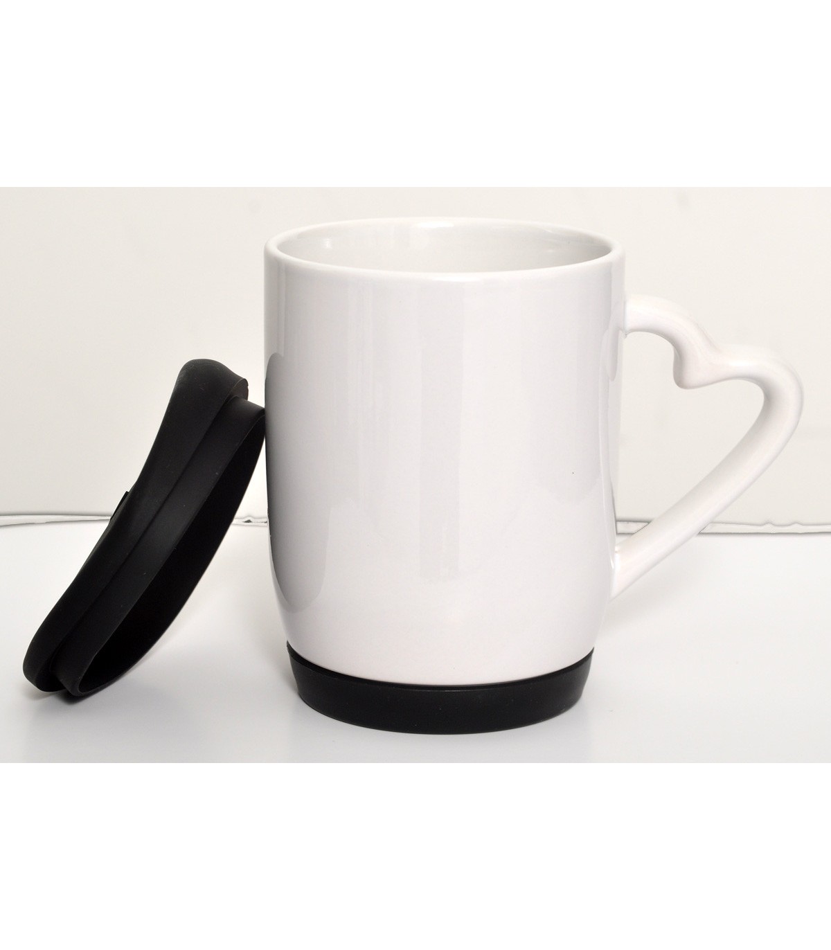 Ce mug personnalisé muni de son couvercle silicone va vous s