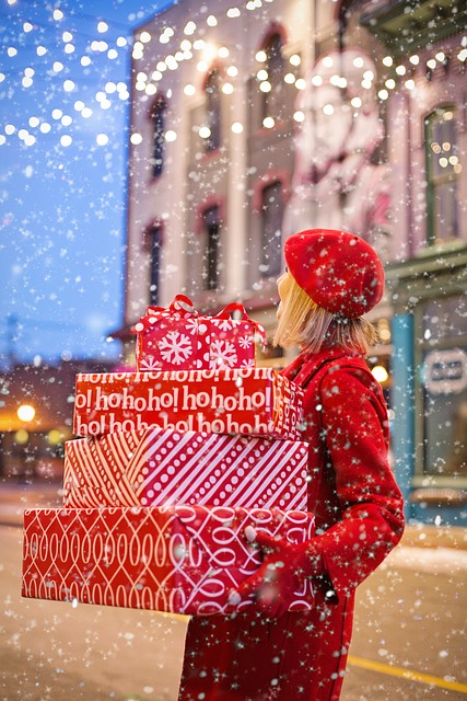 femme qui porte des cadeaux de noel