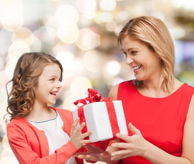 enfant qui offre un cadeau à maman